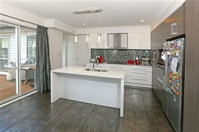 Photo of property in 106 Lake Panorama Drive, Henderson Valley, Auckland, 0612