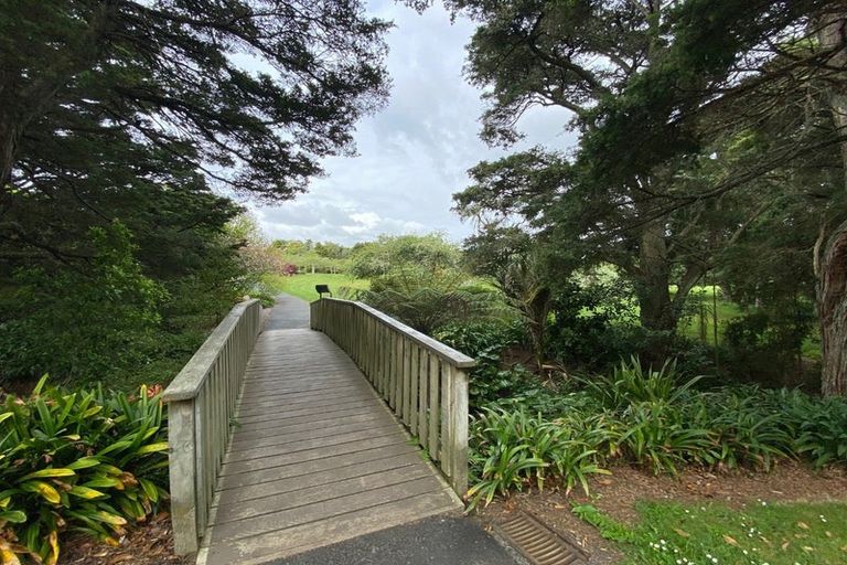 Photo of property in 2 Pat O'connor Place, Manurewa, Auckland, 2105