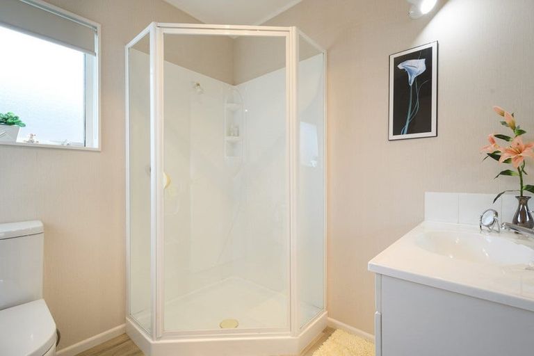 Photo of property in 16 Chalmers Close, Orewa, 0931