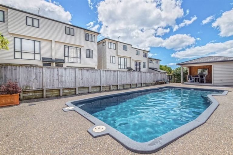 Photo of property in 20/22 Northcross Drive, Oteha, Auckland, 0632