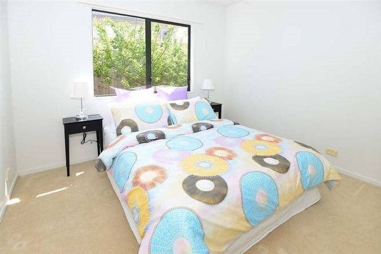 Photo of property in 1/21 Jumento Place, Unsworth Heights, Auckland, 0632