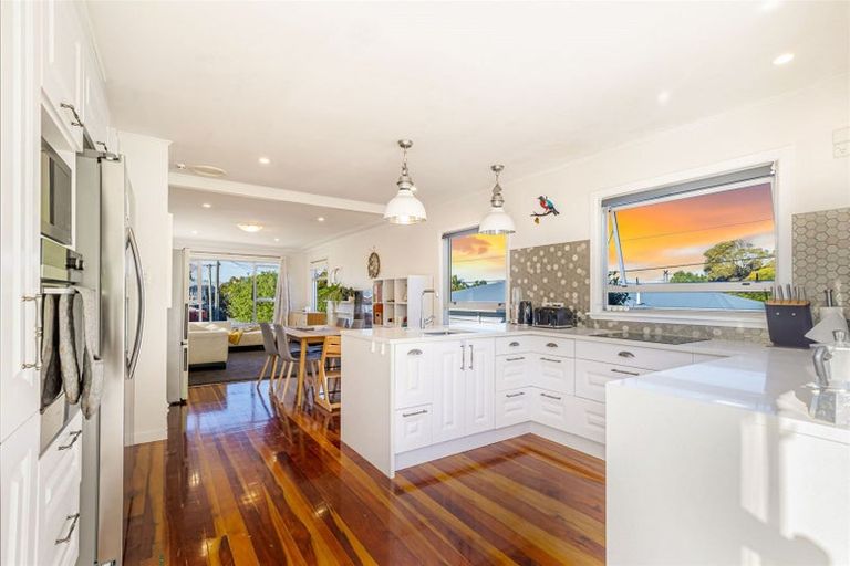 Photo of property in 21 Covil Avenue, Te Atatu South, Auckland, 0610