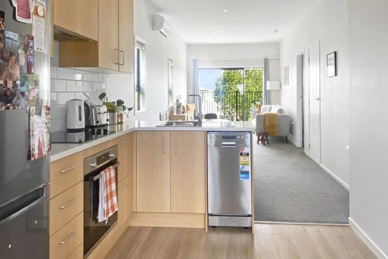 Photo of property in 15 Whakarato Way, Takanini, 2112