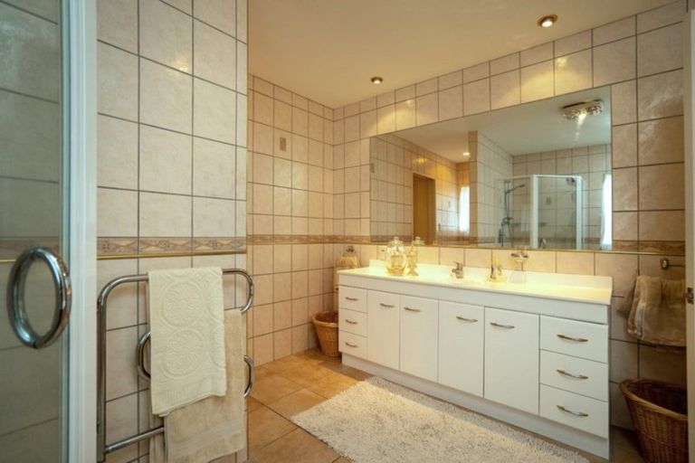 Photo of property in 25 Walpole Avenue, Hillpark, Auckland, 2102