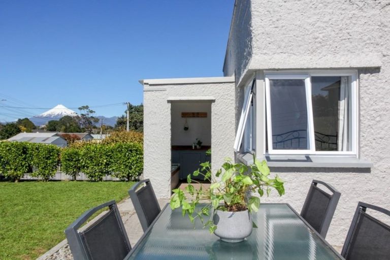 Photo of property in 186 Seaview Road, Westown, New Plymouth, 4310