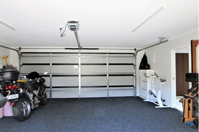 Photo of property in 10 Cromwell Point, Newlands, Wellington, 6037