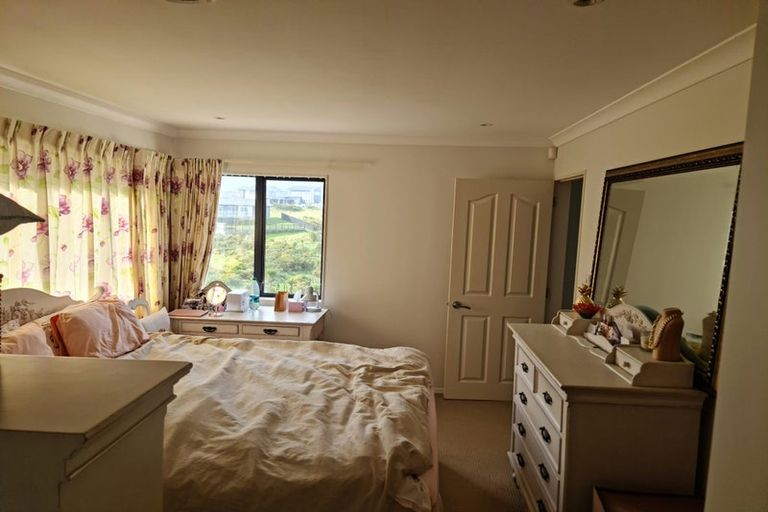 Photo of property in 140 Glanmire Road, Newlands, Wellington, 6037