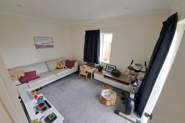 Photo of property in 17 Warbler Crescent, Papakura, 2110
