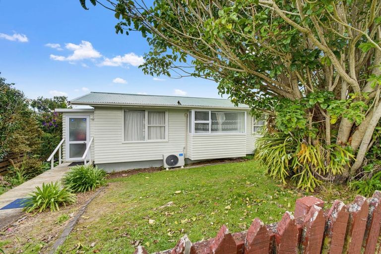 Photo of property in 11 Albatross Road, Red Beach, 0932