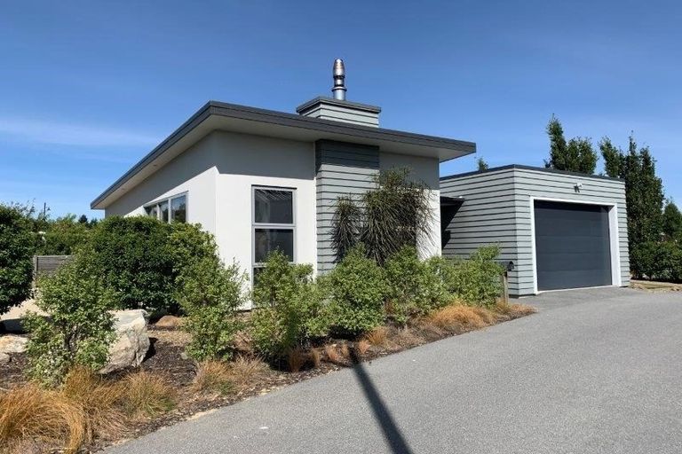 Photo of property in 2 Kahu Close, Wanaka, 9305