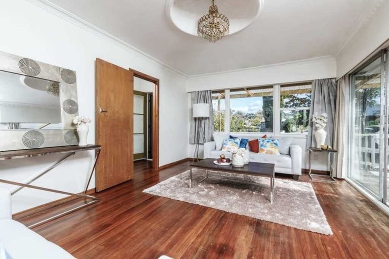 Photo of property in 49 Totaravale Drive, Totara Vale, Auckland, 0629