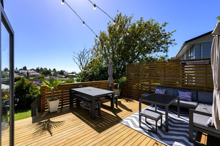 Photo of property in 3 Lindaver Grove, Merrilands, New Plymouth, 4312