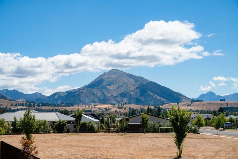 Photo of property in 8 Kingfisher Crescent, Albert Town, Wanaka, 9305