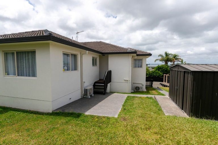 Photo of property in 26 Whiting Grove, West Harbour, Auckland, 0618