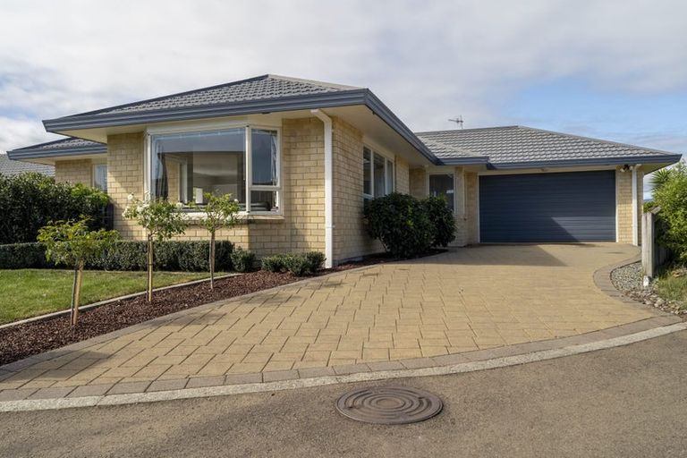 Photo of property in 17 Crown Hill, Paraparaumu, 5032