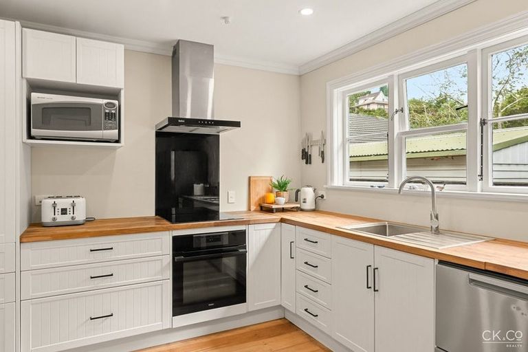Photo of property in 6 Glen Road, Stokes Valley, Lower Hutt, 5019