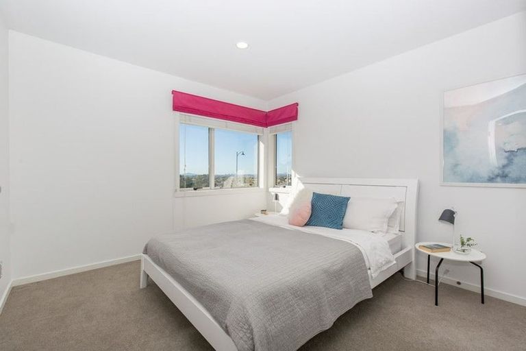 Photo of property in 84 Lake Panorama Drive, Henderson Valley, Auckland, 0612