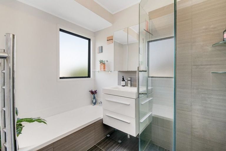 Photo of property in 17 Leiden Place, Totara Vale, Auckland, 0629