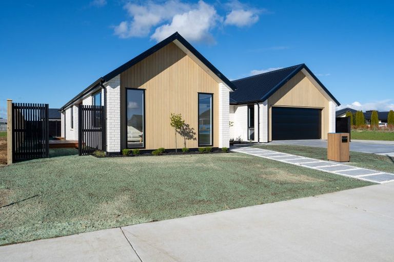 Photo of property in 14a Rose Leigh Drive, Cambridge, 3434