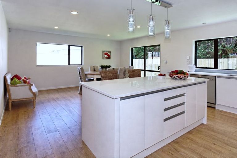 Photo of property in 4136a Great North Road, Glendene, Auckland, 0602