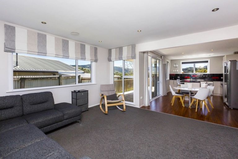 Photo of property in 11 Mount Marua Drive, Timberlea, Upper Hutt, 5018