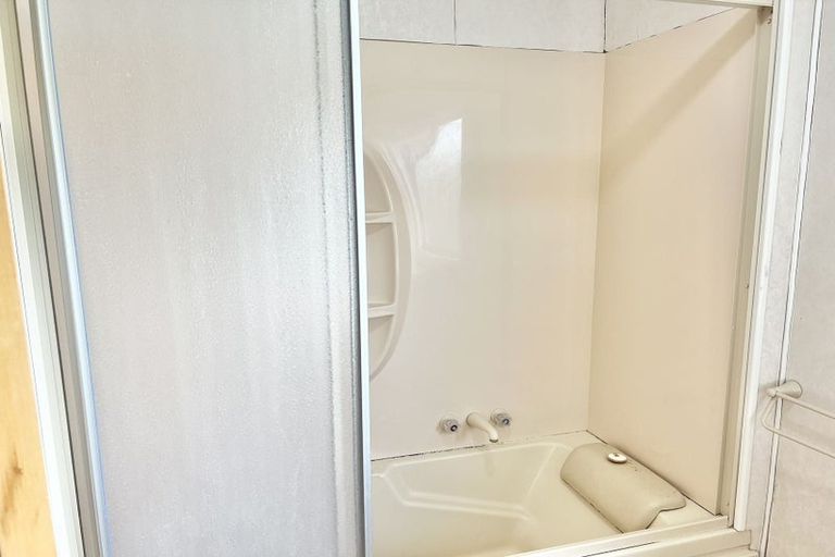 Photo of property in 21 Tudor Road, Henderson, Auckland, 0610