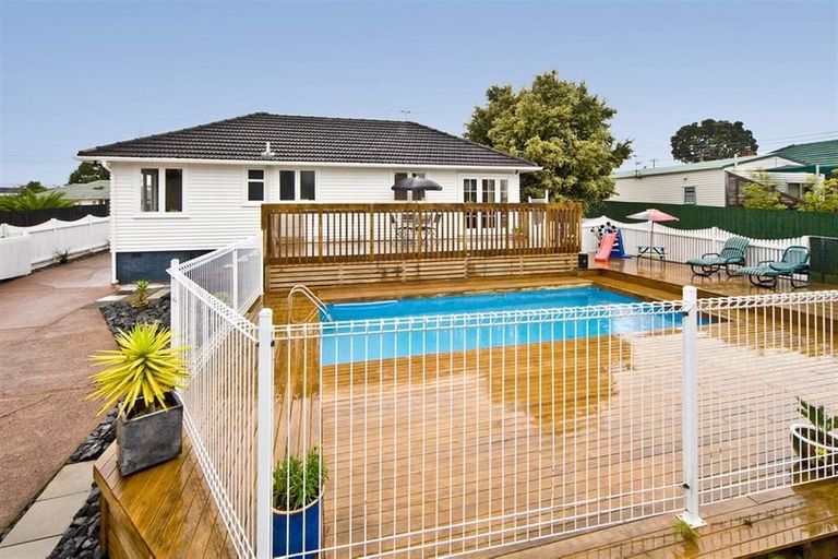 Photo of property in 6 Grainger Road, Te Atatu South, Auckland, 0610
