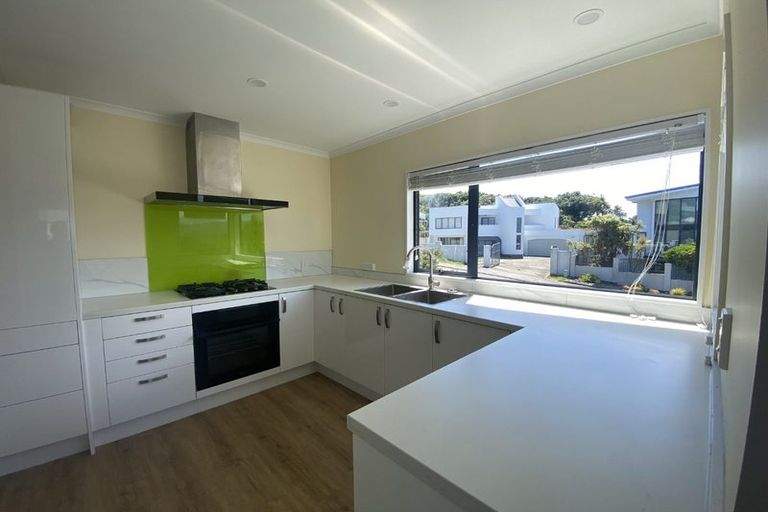 Photo of property in 6 Bury Grove, Strathmore Park, Wellington, 6022