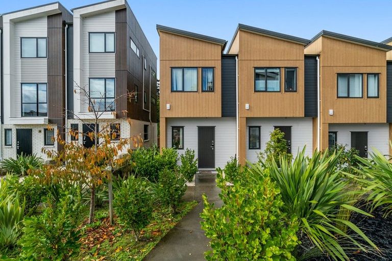 Photo of property in 75 Morihana Close, Glen Eden, 0602