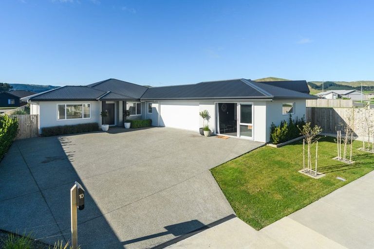 Photo of property in 10 Sardinia Grove, Fitzherbert, Palmerston North, 4410