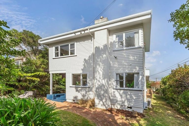 Photo of property in 4 Lyndfield Lane, Newlands, Wellington, 6037