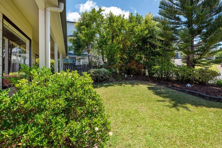 Photo of property in 20 Ronald Macken Place, Windsor Park, Auckland, 0632