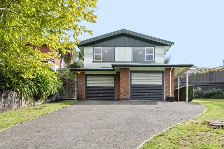 Photo of property in 10 Whitby Place, Westown, New Plymouth, 4310