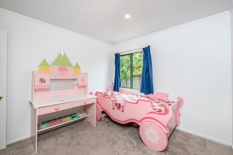 Photo of property in 2 Albizia Avenue, Henderson, Auckland, 0612