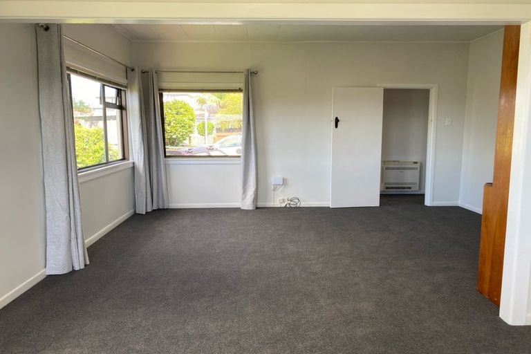 Photo of property in 43 Onewa Road, Northcote, Auckland, 0627