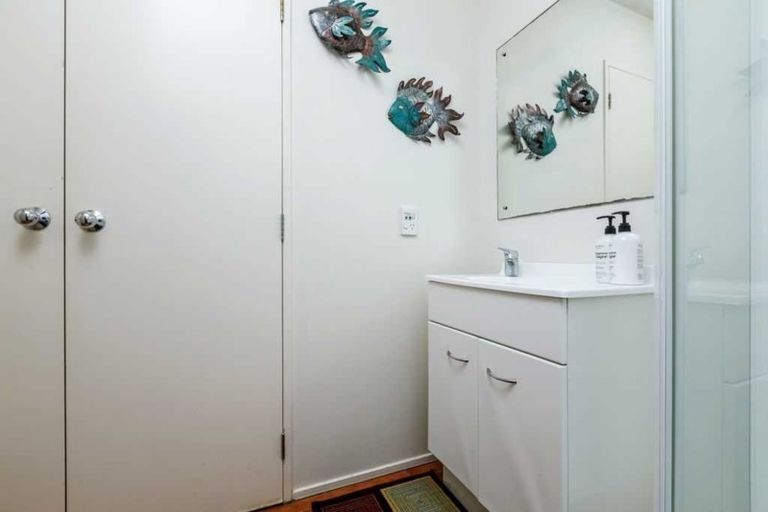 Photo of property in 2/8 Sunnynook Road, Sunnynook, Auckland, 0620