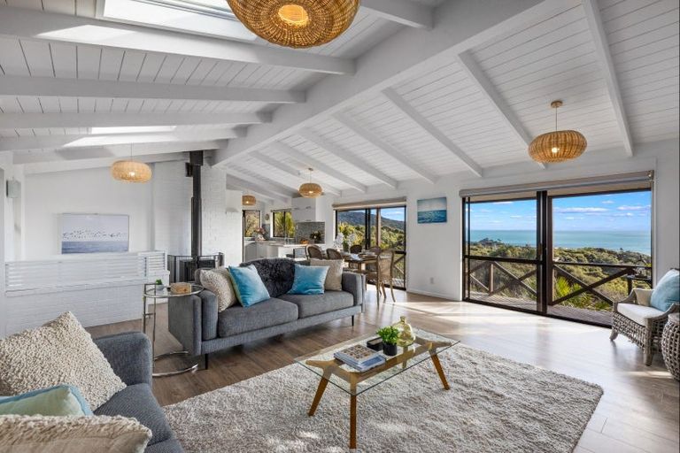 Photo of property in 22 Pendrell Road, Piha, New Lynn, 0772