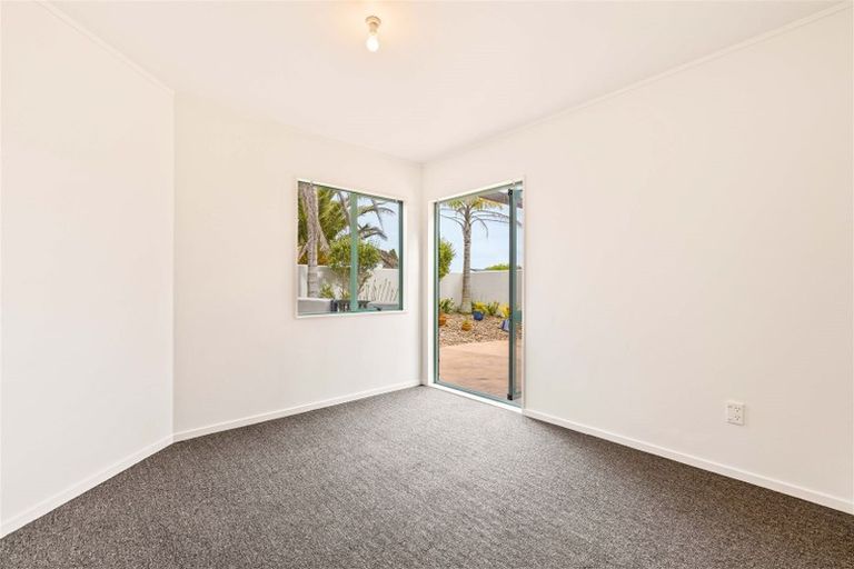 Photo of property in 122 Beach Road, Te Atatu Peninsula, Auckland, 0610