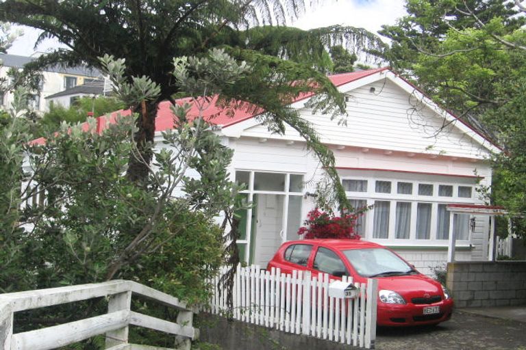 Photo of property in 35 Dorking Road, Brooklyn, Wellington, 6021