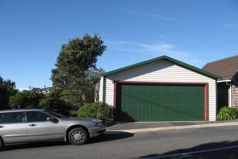 Photo of property in 32 Homewood Crescent, Karori, Wellington, 6012