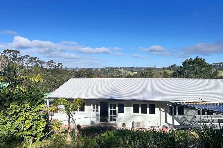 Photo of property in 318 Sturges Road, Henderson Valley, Auckland, 0612