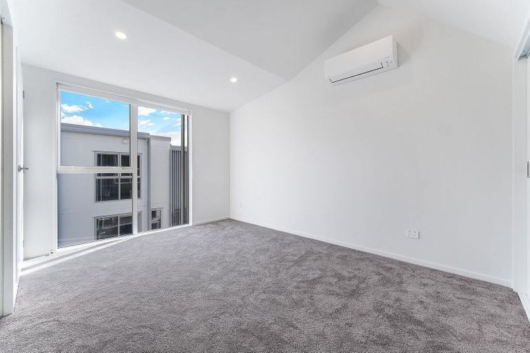 Photo of property in 1/9 Aeroview Drive, Beach Haven, Auckland, 0626