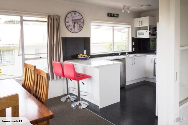 Photo of property in 2/218 East Coast Road, Forrest Hill, Auckland, 0620