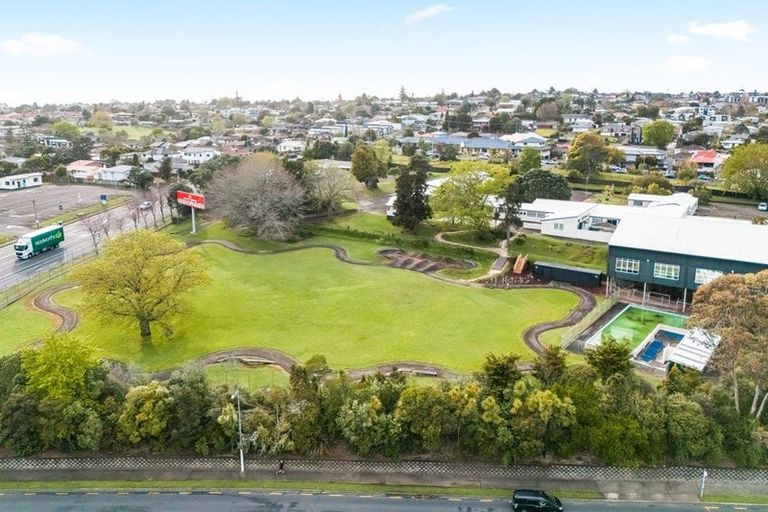 Photo of property in 5 Takapu Street, Henderson, Auckland, 0612
