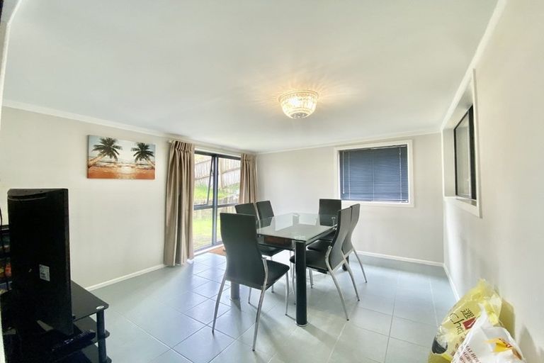 Photo of property in 16 Glenveagh Park Drive, Weymouth, Auckland, 2103