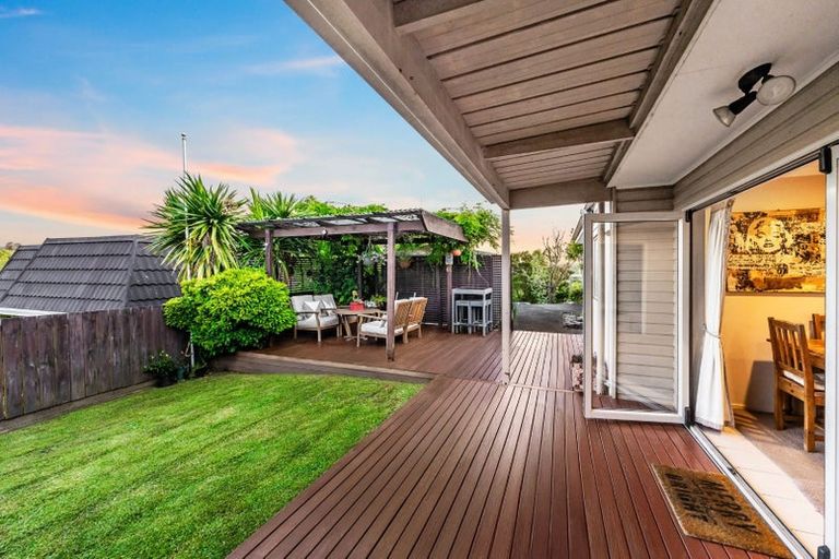 Photo of property in 112 Whangaparaoa Road, Red Beach, 0932