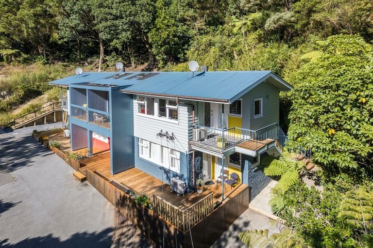 Photo of property in 8 Kaitawa Road, York Bay, Lower Hutt, 5013