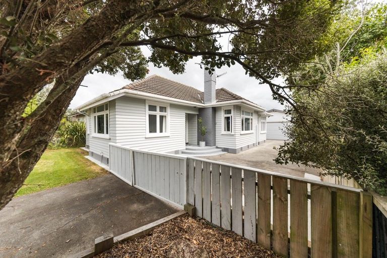 Photo of property in 19 Featherston Street, Takaro, Palmerston North, 4412