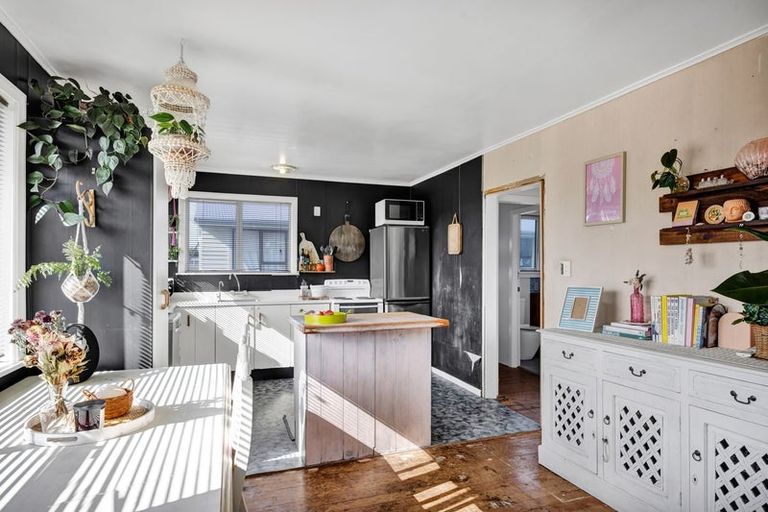 Photo of property in 15 Bone Crescent, Hawera, 4610