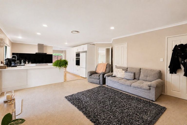 Photo of property in 28 Piper Place, Goodwood Heights, Auckland, 2105